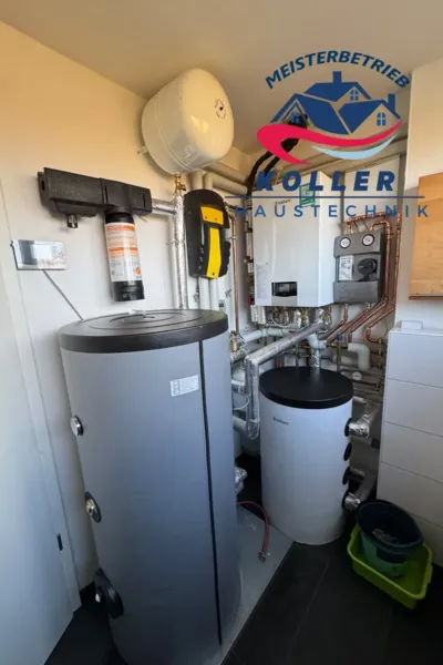 Heizraum mit Vaillant Wärmepumpe und SUNEX Warmwasserspeicher in Regensburg