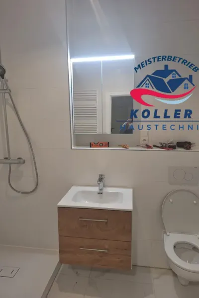 Modernes Badezimmer mit Walk-In-Dusche, Waschtisch und wandhängendem WC in Regensburg
