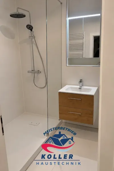 Walk-In-Dusche mit Regendusche und Waschtisch in Holzoptik in Regensburg