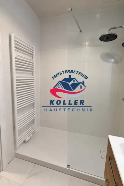 Großzügige Walk-In-Dusche mit Regendusche und Glasabtrennung in Regensburg